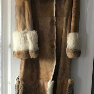 Shearling coat coyote cuffs,side vent trim,collar.